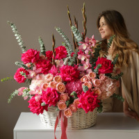 Корзина цветов из пионовидных и франзцузских роз *