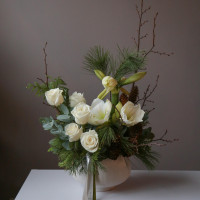 Авторский букет 2-в-1 в керамическом кашпо с белым амариллисом и розами