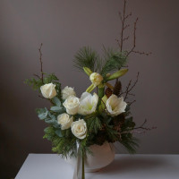 Авторский букет 2-в-1 в керамическом кашпо с белым амариллисом и розами