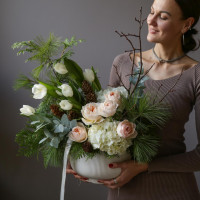 Авторский * зимний букет 2-в-1 в керамическом кашпо с цветами и хвоей *