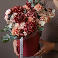 Композиция в коробке с винными хризантемами и белыми орхидеями