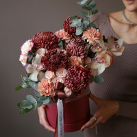 Композиция в коробке с винными хризантемами и белыми орхидеями