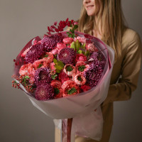 Букет с винными хризантемами и пионовидными коралловыми розами