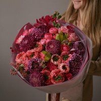 Букет с винными хризантемами и пионовидными коралловыми розами