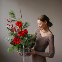 Рождественский * букет в вазоне с красными амариллисами, хвои и илексом *