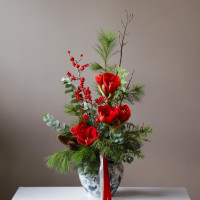 Рождественский * букет в вазоне с красными амариллисами, хвои и илексом *