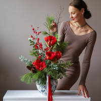 Рождественский * букет в вазоне с красными амариллисами, хвои и илексом *