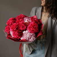 Букет с французскими ароматными розами и гортензией ЯГОДНЫЙ