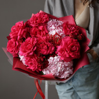 Букет с французскими ароматными розами и гортензией ЯГОДНЫЙ