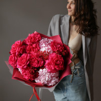 Букет с французскими ароматными розами и гортензией ЯГОДНЫЙ