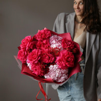 Букет с французскими ароматными розами и гортензией ЯГОДНЫЙ