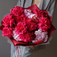 Букет с французскими ароматными розами и гортензией ЯГОДНЫЙ