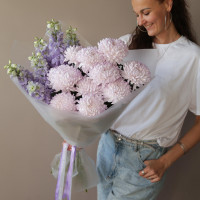 Букет с розовой хризантемой и дельфиниумом