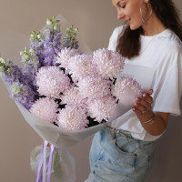 Букет с розовой хризантемой и дельфиниумом