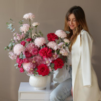 Авторский букет 2в1 в вазоне-кашпо с французскими розами Пинк