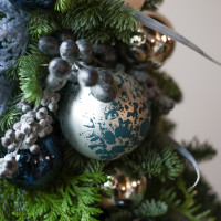 Авторская елка из живой хвои в вазе с бело-синим декором, ручная работа, 55 см