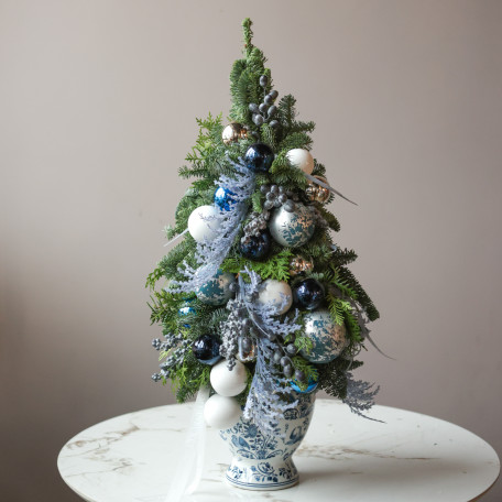 Авторская елка из живой хвои в вазе с бело-синим декором, ручная работа, 55 см