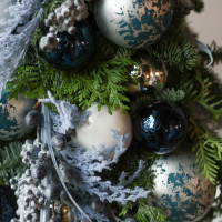 Авторская елка из живой хвои в вазе с бело-синим декором, ручная работа, 55 см