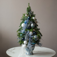 Авторская елка из живой хвои в вазе с бело-синим декором, ручная работа, 55 см
