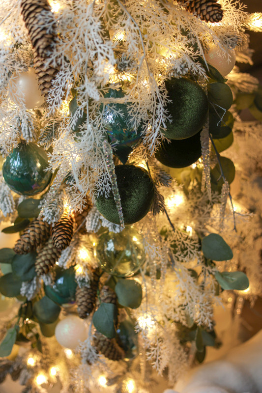 Узкая элегантная елка из искусственной заснеженной хвои 1.6 м