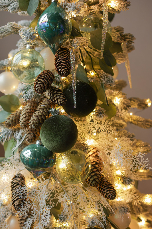 Узкая элегантная елка из искусственной заснеженной хвои 1.6 м