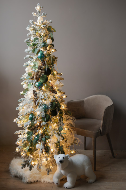 Узкая элегантная елка из искусственной заснеженной хвои 1.6 м