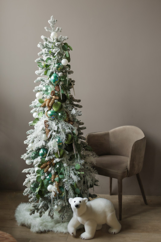 Узкая элегантная елка из искусственной заснеженной хвои 1.6 м