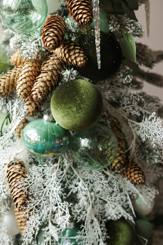 Узкая элегантная елка из искусственной заснеженной хвои 1.6 м