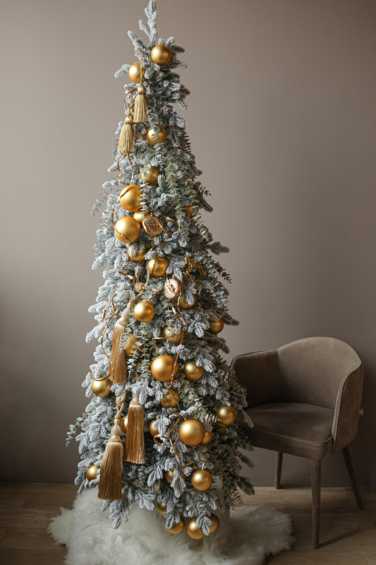Узкая элегантная елка 2.1м из заснеженной хвои с золотым декором