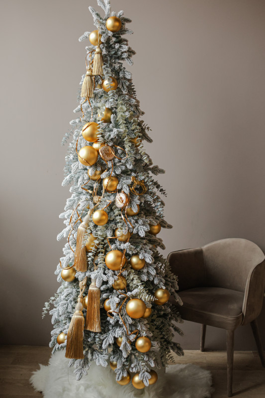 Узкая элегантная елка 2.1м из заснеженной хвои с золотым декором