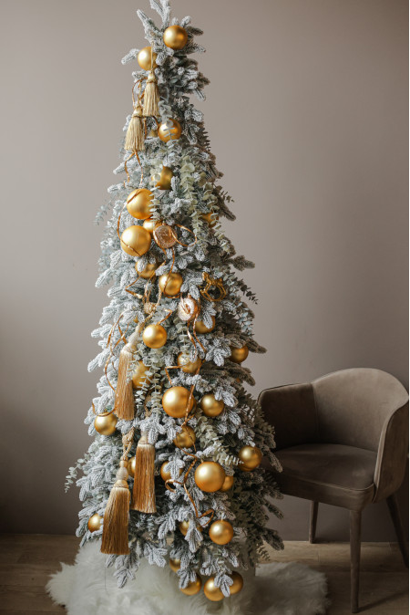Узкая элегантная елка 2.1м из заснеженной хвои с золотым декором