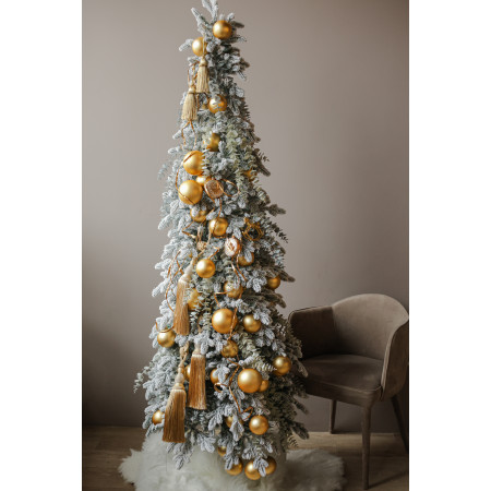 Узкая элегантная елка 2.1м из заснеженной хвои с золотым декором