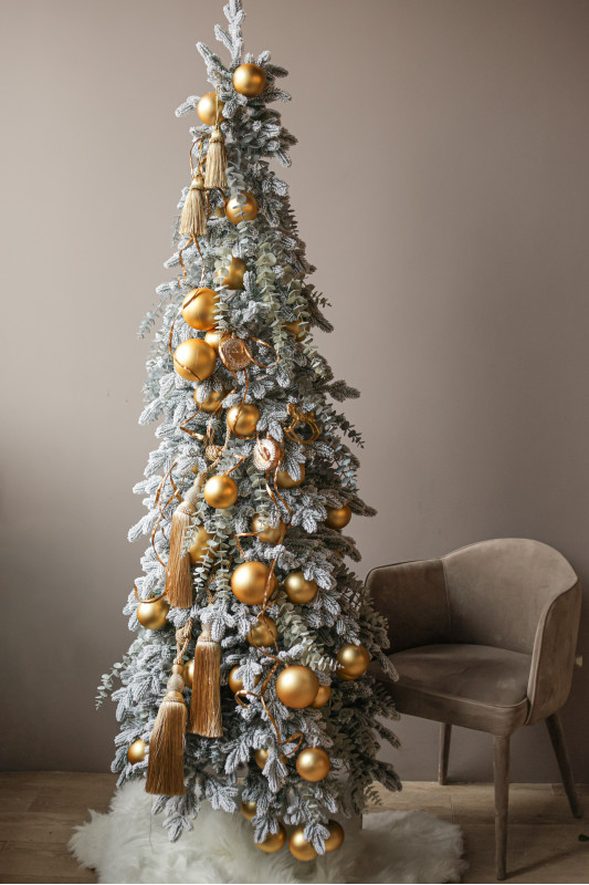 Узкая элегантная елка 2.1м из заснеженной хвои с золотым декором