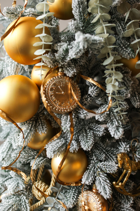 Узкая элегантная елка 2.1м из заснеженной хвои с золотым декором