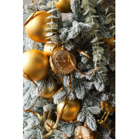 Узкая элегантная елка 2.1м из заснеженной хвои с золотым декором