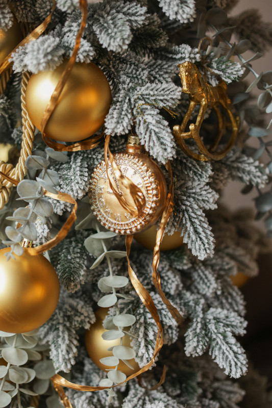 Узкая элегантная елка 2.1м из заснеженной хвои с золотым декором