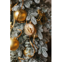 Узкая элегантная елка 2.1м из заснеженной хвои с золотым декором