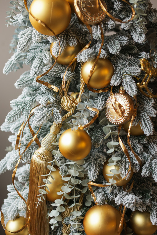 Узкая элегантная елка 2.1м из заснеженной хвои с золотым декором
