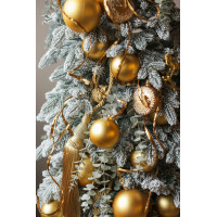 Узкая элегантная елка 2.1м из заснеженной хвои с золотым декором