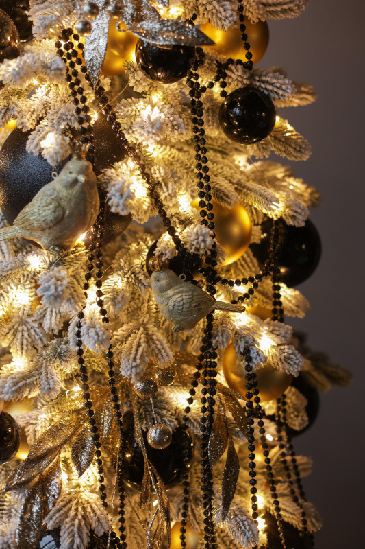 Узкая заснеженная стильная елка 2.1м с чёрным декором