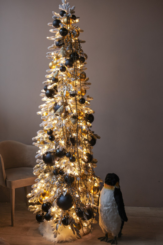 Узкая заснеженная стильная елка 2.1м с чёрным декором