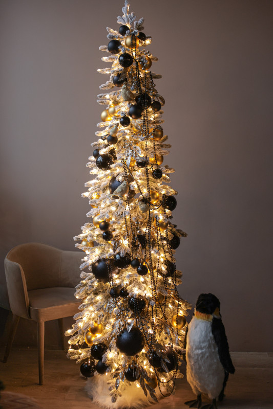 Узкая заснеженная стильная елка 2.1м с чёрным декором