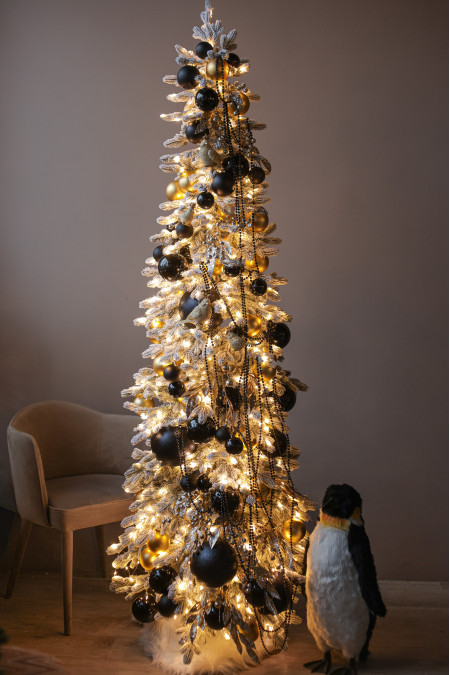 Узкая заснеженная стильная елка 2.1м с чёрным декором