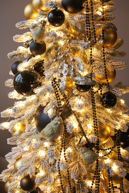 Узкая заснеженная стильная елка 2.1м с чёрным декором