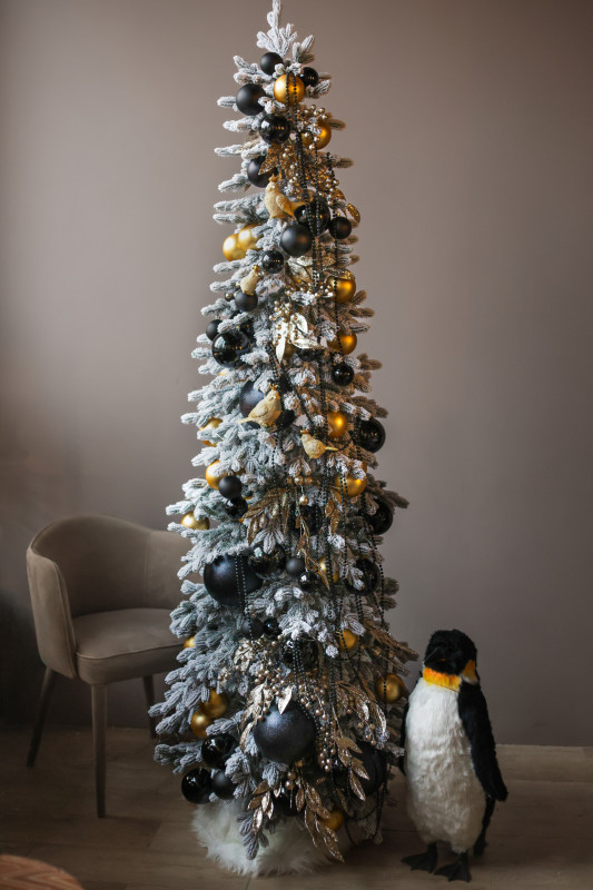 Узкая заснеженная стильная елка 2.1м с чёрным декором