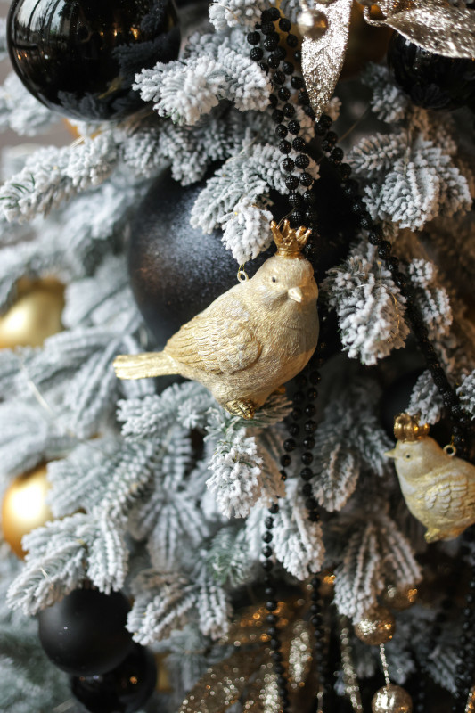 Узкая заснеженная стильная елка 2.1м с чёрным декором