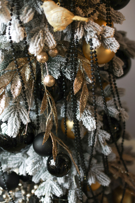 Узкая заснеженная стильная елка 2.1м с чёрным декором