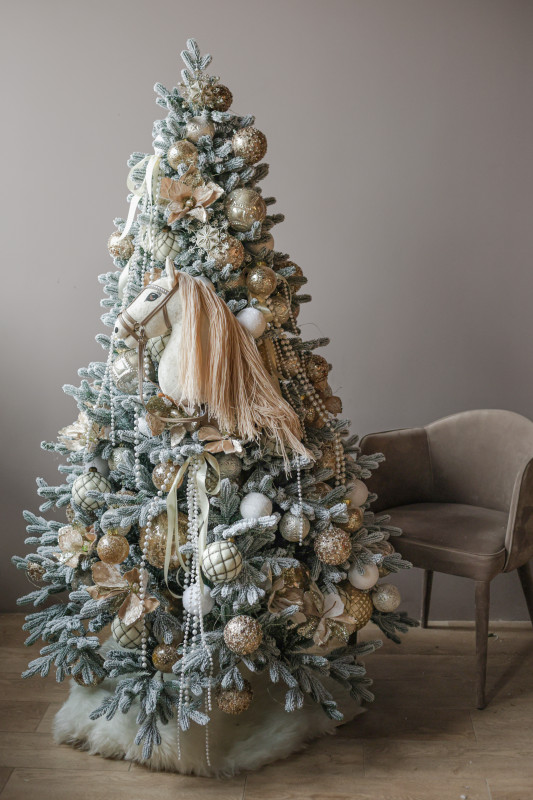 Изысканная заснеженная искусственная елка «Нежное золото» символ года Лошадка