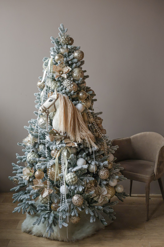 Изысканная заснеженная искусственная елка «Нежное золото» символ года Лошадка