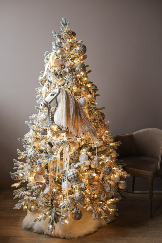 Изысканная заснеженная искусственная елка «Нежное золото» символ года Лошадка